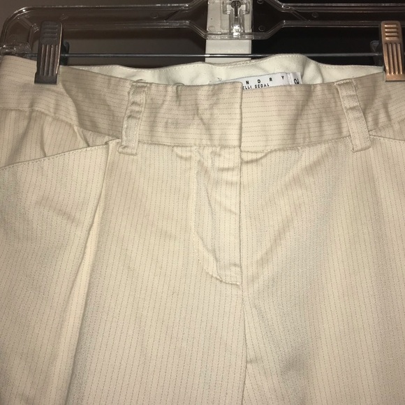 Hi, I'm Elizabeth. I love retro modern and boho. - Picture 2 of 8